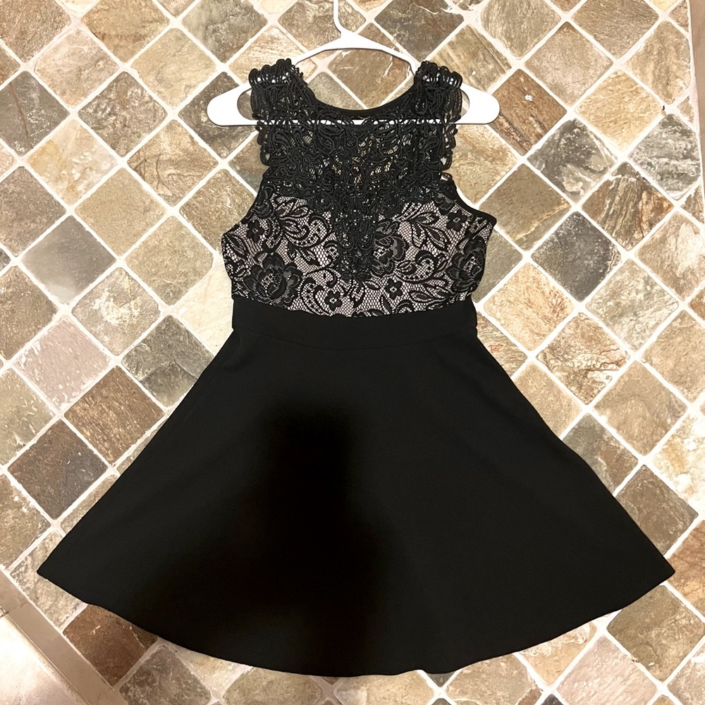 Short Skater Dress w Lace Detail
